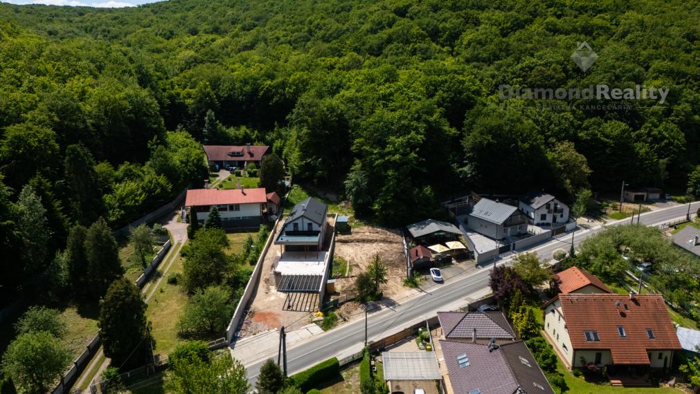 EXKLUZÍVNY STAVEBNÝ POZEMOK V MYSLAVE S PROJEKTOM A STAVEB. POVOLENÍM
