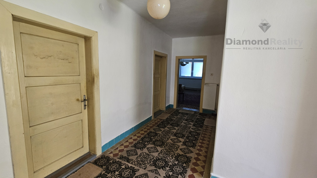 Na predaj starší rodinný dom s veľkou záhradou v centre V.Šariša