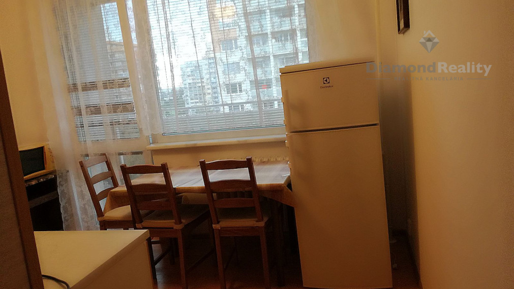 Na prenájom zariadený 1 izbový byt s 2 balkónmi, Beethovenova, Trnava.