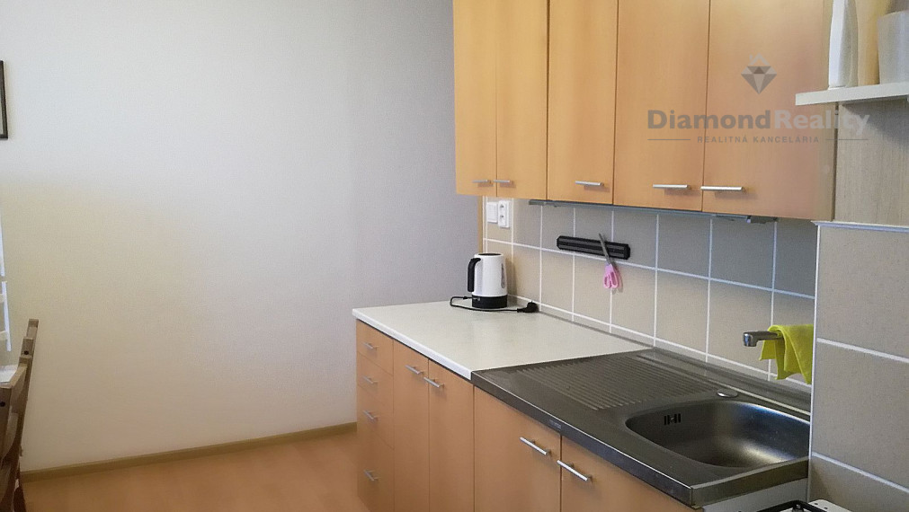 Na prenájom zariadený 1 izbový byt s 2 balkónmi, Beethovenova, Trnava.