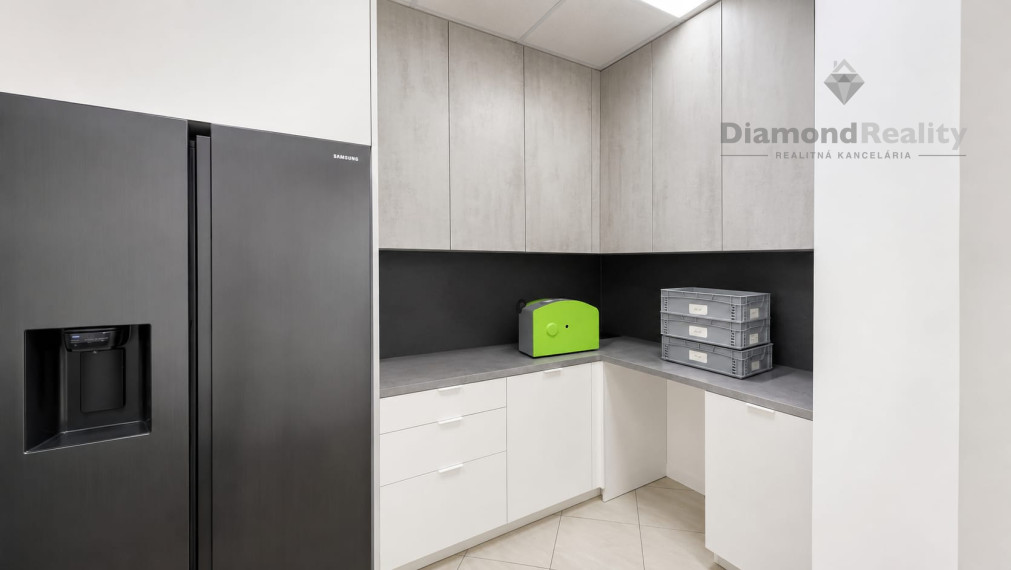 OBCHODNÝ PRIESTOR ÚSPEŠNÝCH - PRENÁJOM 270m2 oproti Hornbachu