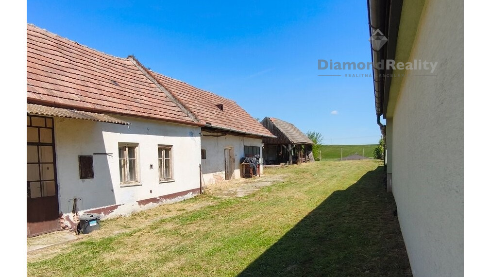 Na predaj rodinný dom veľká záhrada, pri Hlohovci, Sasinkovo.