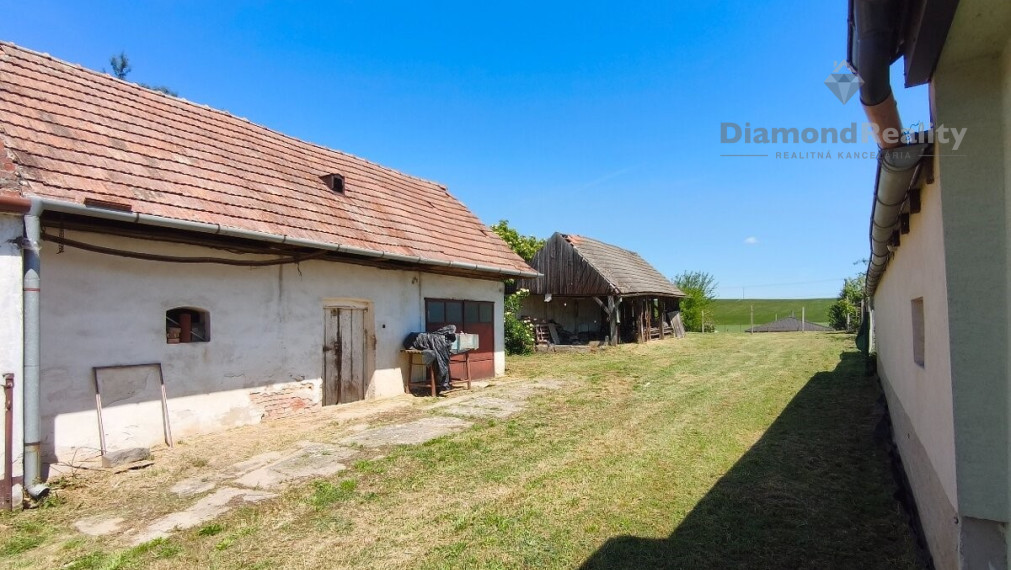 Na predaj rodinný dom veľká záhrada, pri Hlohovci, Sasinkovo.