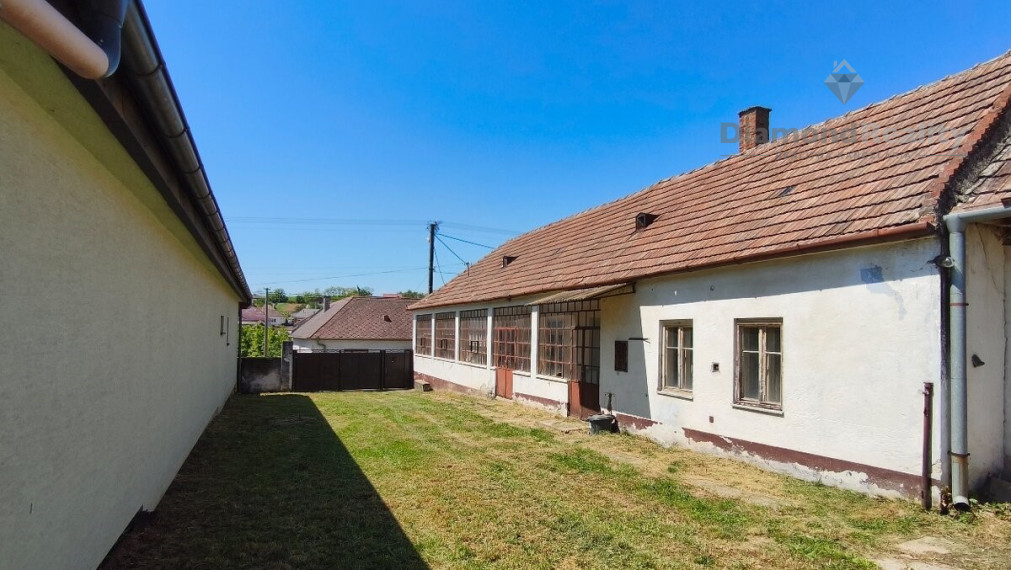 Na predaj rodinný dom veľká záhrada, pri Hlohovci, Sasinkovo.