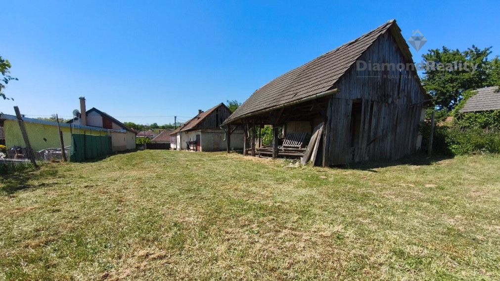 Na predaj rodinný dom veľká záhrada, pri Hlohovci, Sasinkovo.