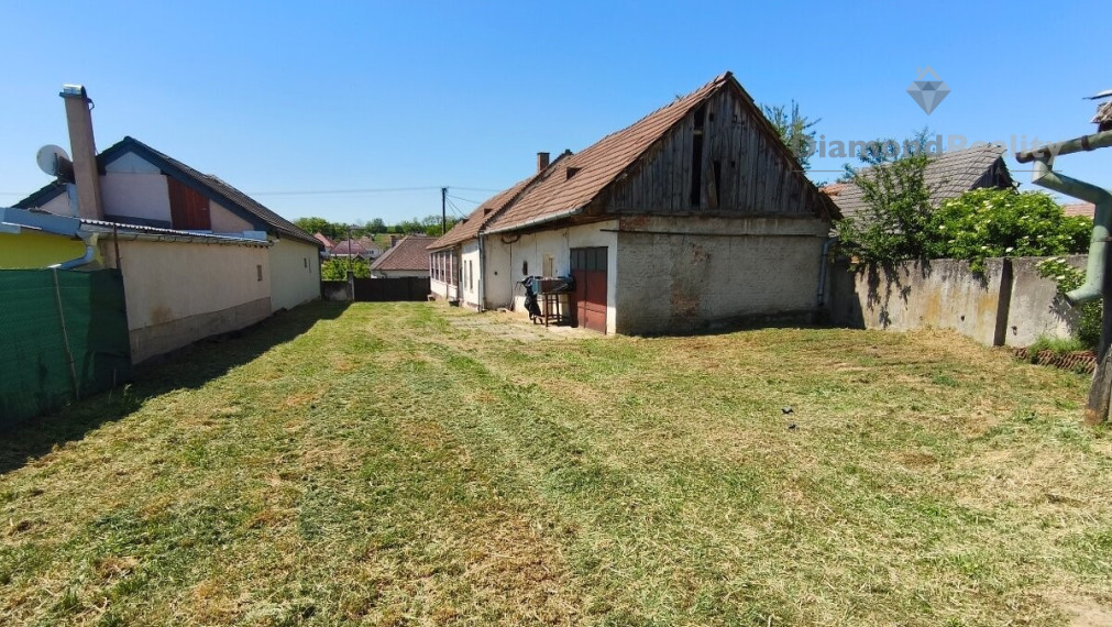 Na predaj rodinný dom veľká záhrada, pri Hlohovci, Sasinkovo.