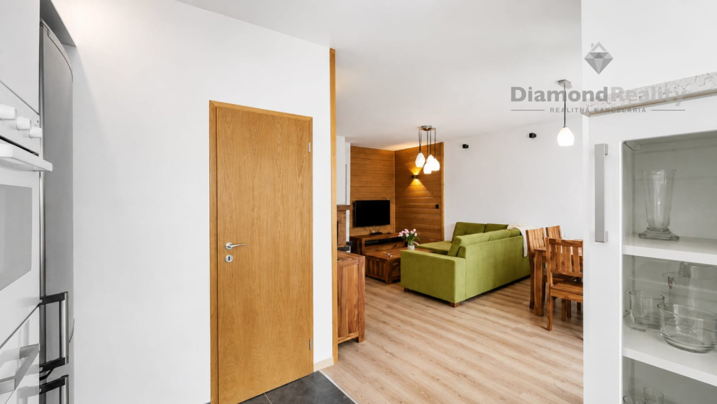 Luxusný 3-izbový byt s krbom, 2 terasami a súkromným parkovaním v centre Košíc.