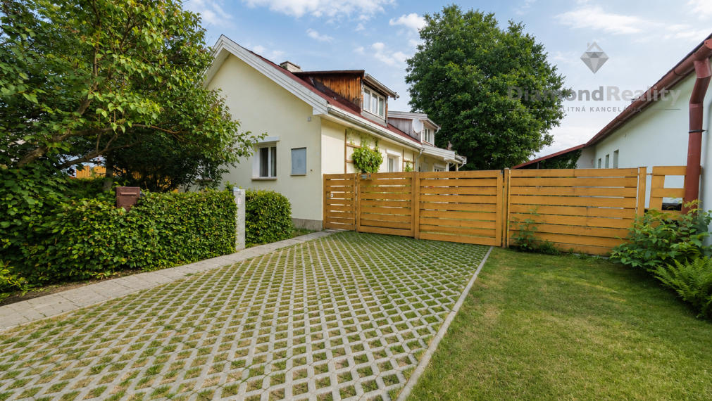 NA PREDAJ RODINNÝ DOM PRIAMO V CENTRE ROŽŇAVY – LETNÁ ULICA