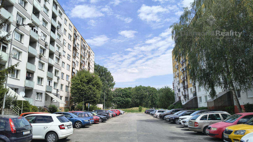 Na prenájom 2 izbový byt Levice Ľanová ulica pre rodinu aj robotníkov