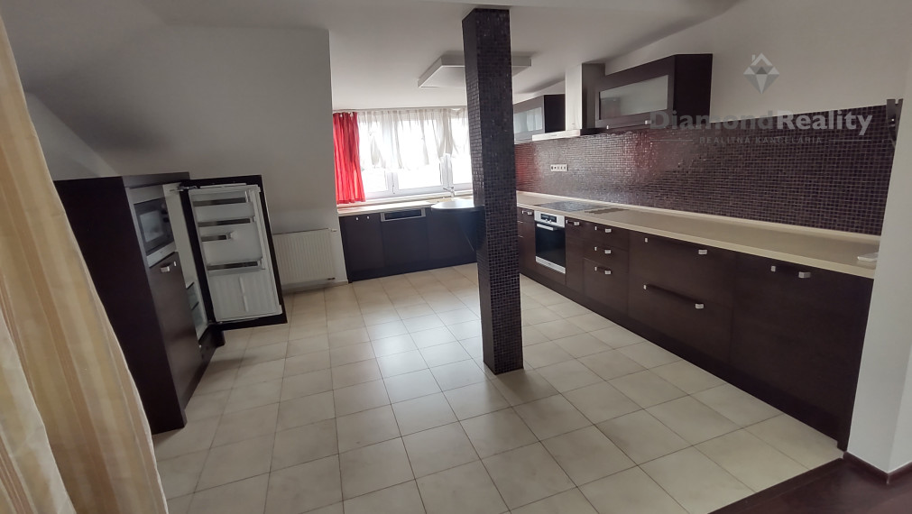 Na prenájom 4 izbový  luxusný byt v srdci Nitry