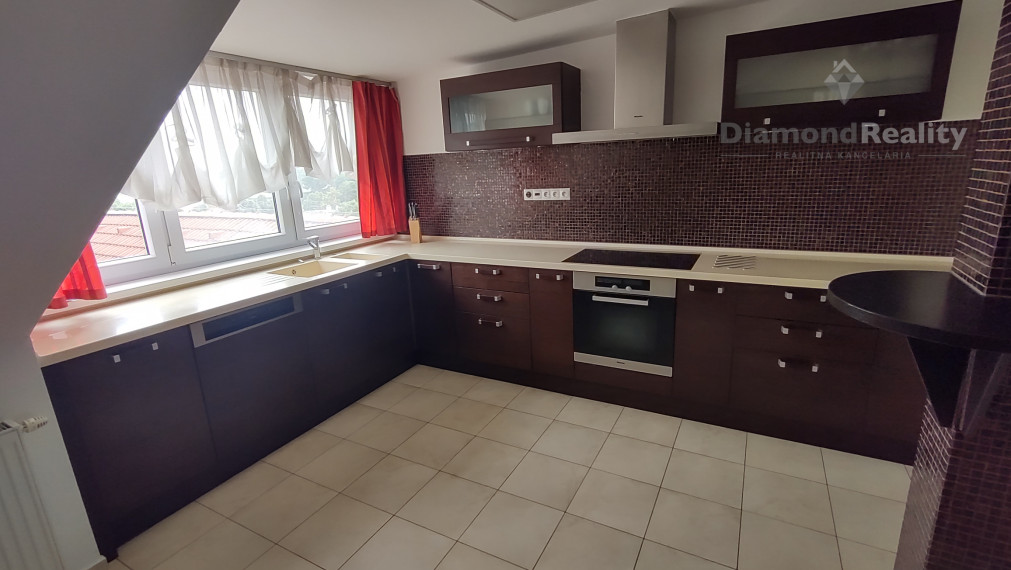 Na prenájom 4 izbový  luxusný byt v srdci Nitry