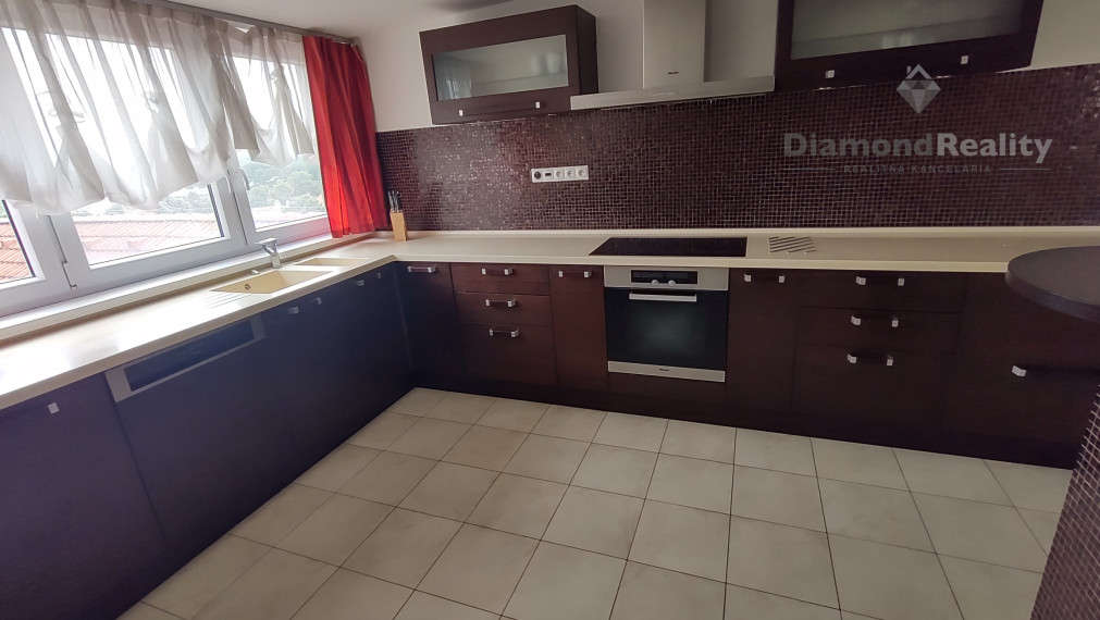 Na prenájom 4 izbový  luxusný byt v srdci Nitry