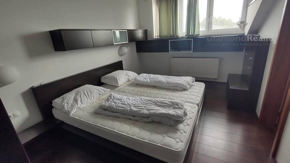 Na prenájom 4 izbový  luxusný byt v srdci Nitry