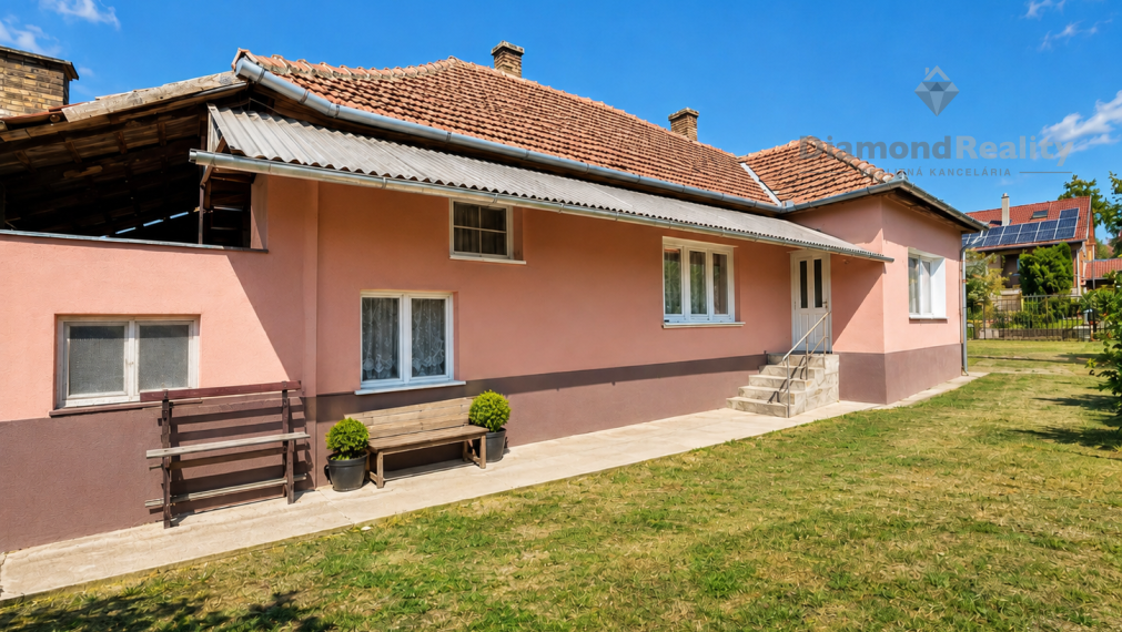 NA PREDAJ – GAZDOVSKÝ RODINNÝ DOM S VEĽKÝM POZEMKOM