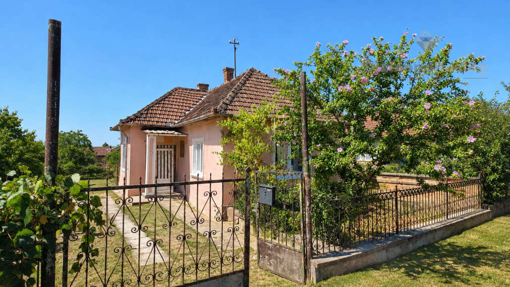 NA PREDAJ – GAZDOVSKÝ RODINNÝ DOM S VEĽKÝM POZEMKOM