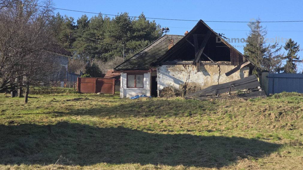 Ponúkam na predaj pozemok so starším domom Buzica