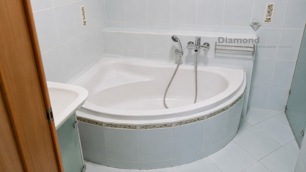 EXKLUZÍVNE NA PREDAJ | 3-izbový byt s preskleným balkónom | Tyršova ulica, Sobrance