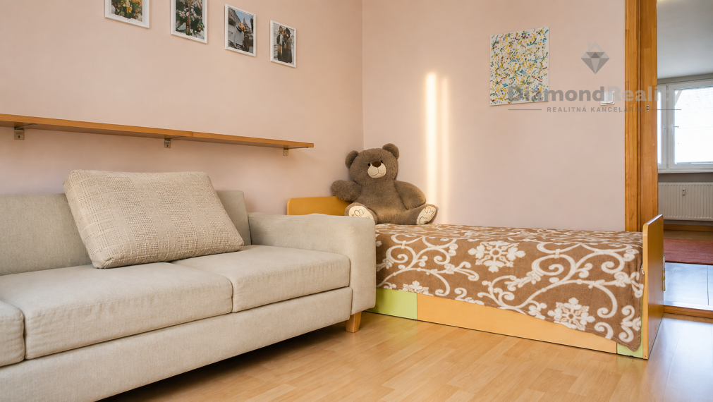 EXKLUZÍVNE NA PREDAJ | 3-izbový byt s preskleným balkónom | Tyršova ulica, Sobrance