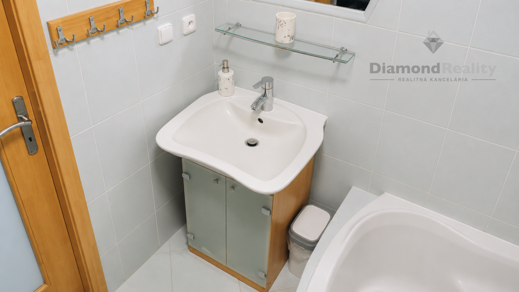 EXKLUZÍVNE NA PREDAJ | 3-izbový byt s preskleným balkónom | Tyršova ulica, Sobrance