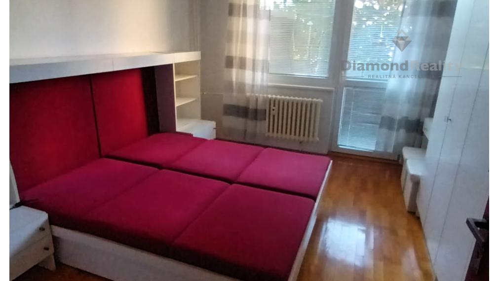 Na prenájom veľký zariadený 3 izbový byt, M. Bela, Piešťany.