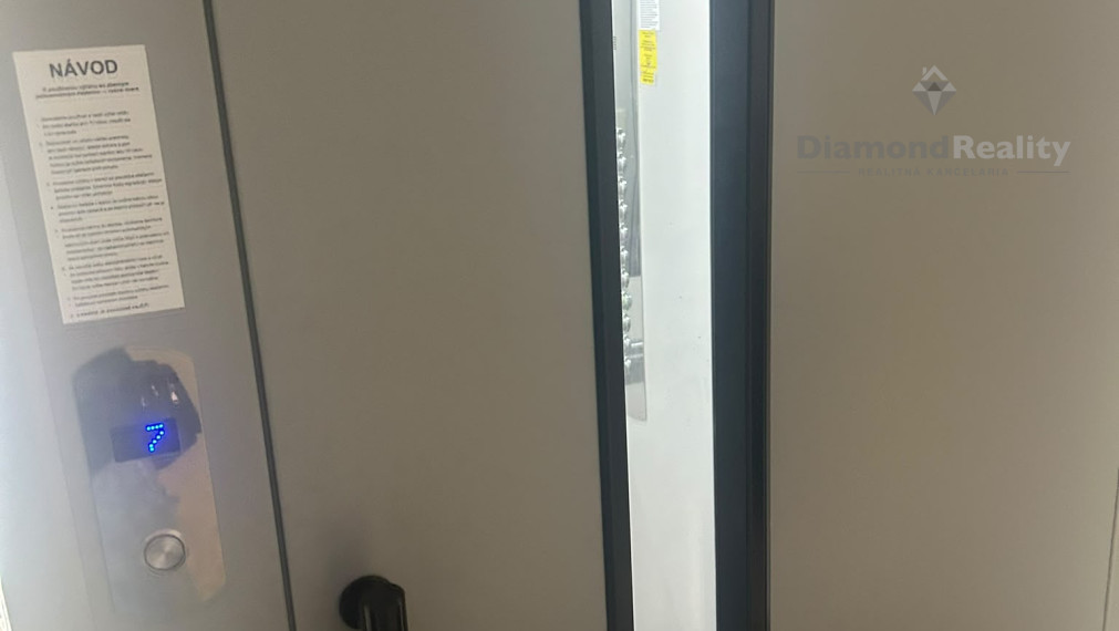 Akcia do konca augusta 5000 eur!!!Na predaj 2,5 izbový byt s balkónom v obľúbenej lokalite Nitra – Chrenová, pri N-centre