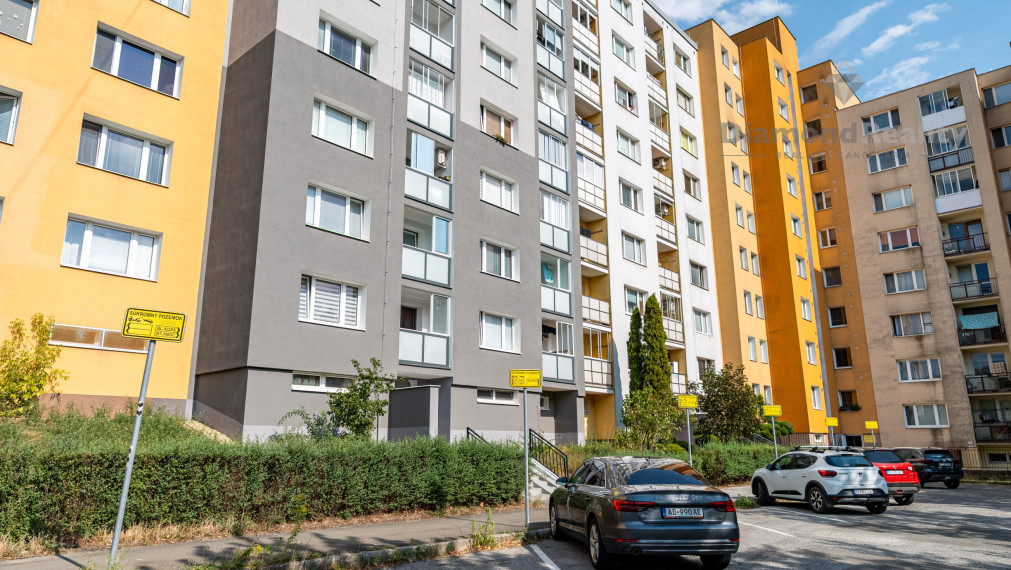 NA PREDAJ 3 IZBOVÝ PEKNE ZREKONŠTRUOVANÝ BYT S LODŽIOU