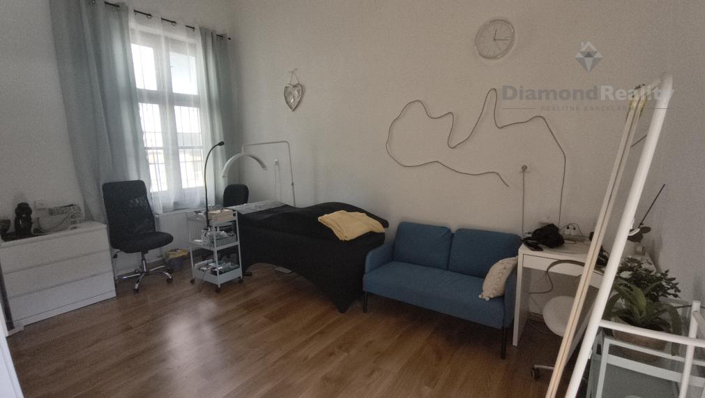 Na prenájom 27 m2 kancelária s umývadlom v centre mesta Farská ulica