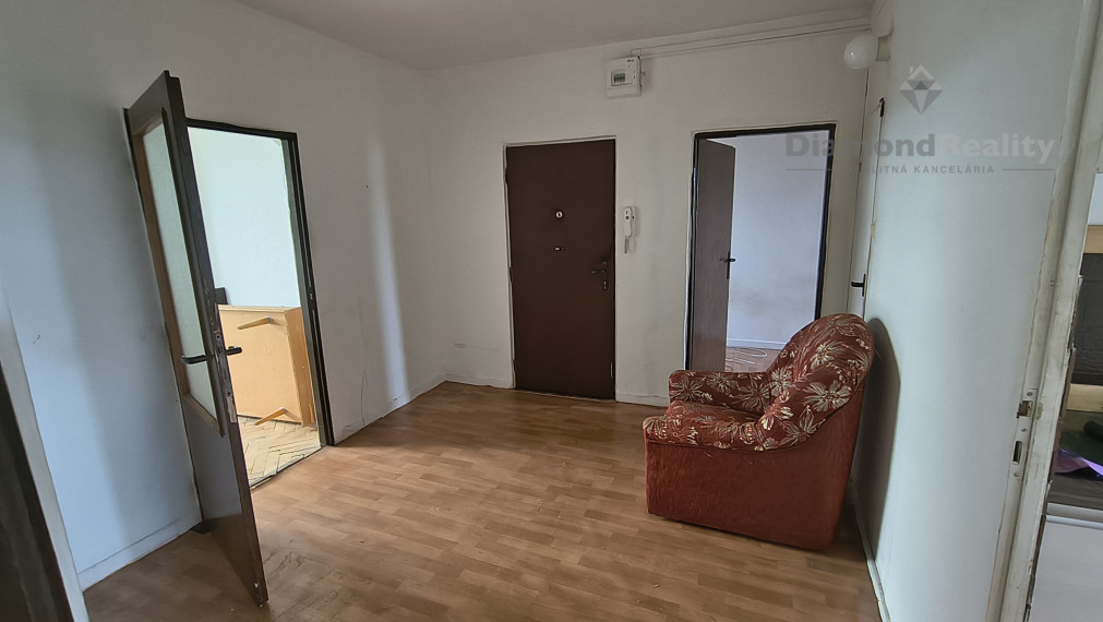 Super cena!Na predaj 2,5 izbový byt s balkónom v obľúbenej lokalite Nitra – Chrenová, pri N-centre