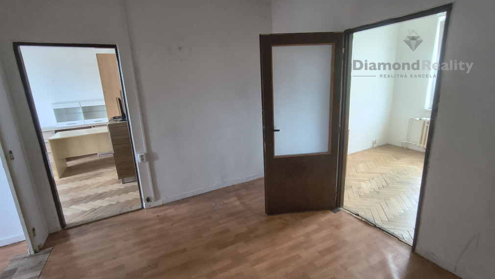 Super cena!Na predaj 2,5 izbový byt s balkónom v obľúbenej lokalite Nitra – Chrenová, pri N-centre