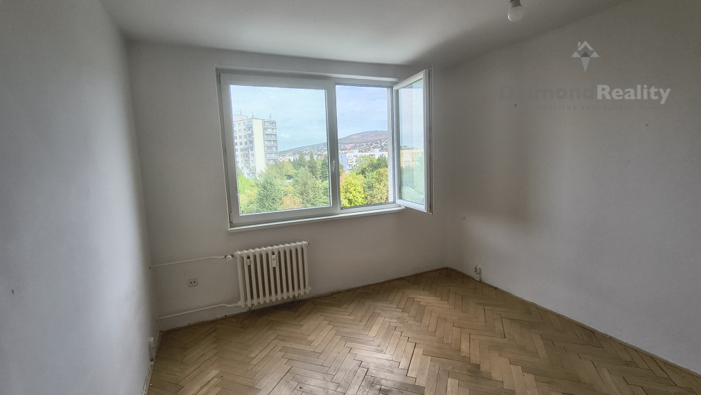 Super cena!Na predaj 2,5 izbový byt s balkónom v obľúbenej lokalite Nitra – Chrenová, pri N-centre