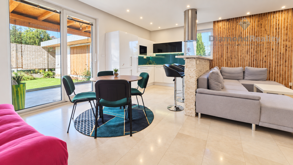 Rodinný dom s vlastným podnikaním a 5 Apartmánmi v obci Budimír