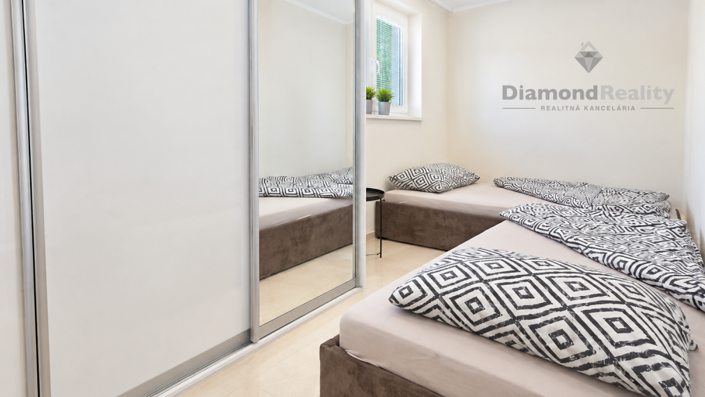 Rodinný dom s vlastným podnikaním a 5 Apartmánmi v obci Budimír