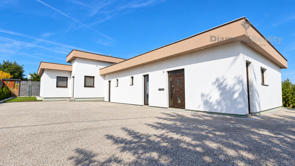 Rodinný dom s vlastným podnikaním a 5 Apartmánmi v obci Budimír