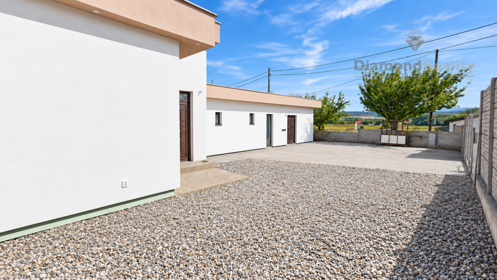 Rodinný dom s vlastným podnikaním a 5 Apartmánmi v obci Budimír