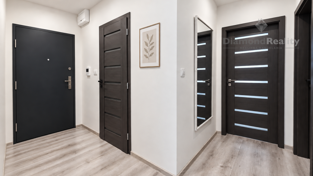 NA PREDAJ MODERNE ZREKONŠTRUOVANÝ 3 IZBOVÝ BYT  | 65m²