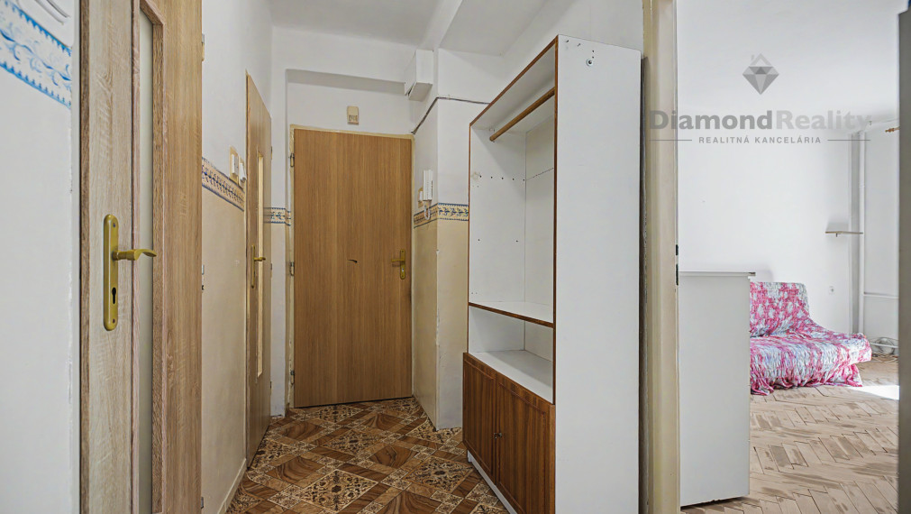 NA PREDAJ 3 IZBOVÝ PRIESTRANNÝ TEHLOVÝ BYT V PÔVODNOM STAVE