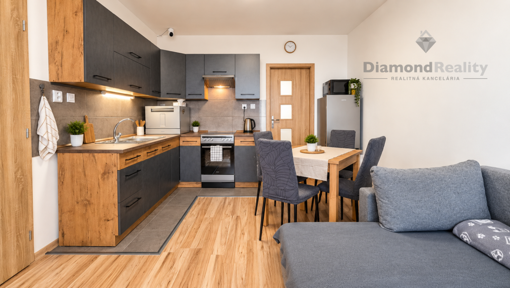 REZERVOVANÉ: NA PREDAJ 1,5 IZBOVÝ BYT S DLHOU LODŽIOU PO KOMPLETNEJ REKONŠTRUKCII NA ULICI VAŽECKÁ, KOŠICE - NAD JAZEROM