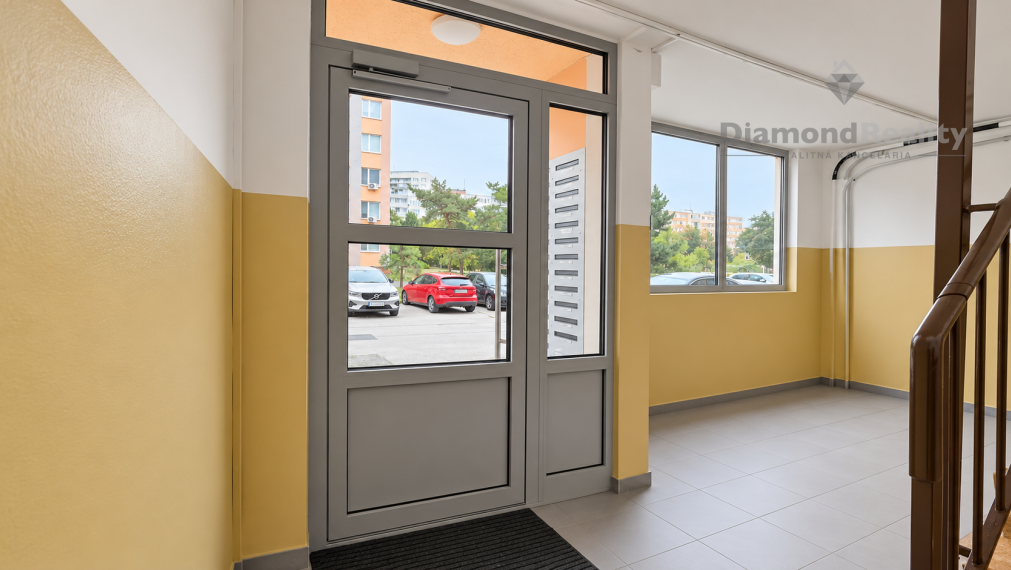 REZERVOVANÉ: NA PREDAJ 1,5 IZBOVÝ BYT S DLHOU LODŽIOU PO KOMPLETNEJ REKONŠTRUKCII NA ULICI VAŽECKÁ, KOŠICE - NAD JAZEROM