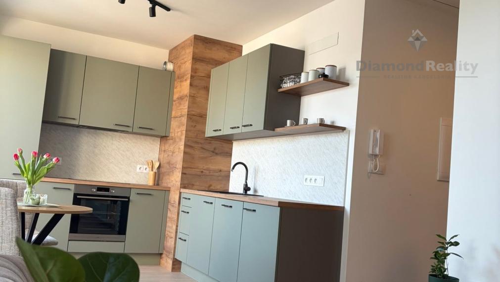 Moderný slnečný byt s veľkou strešnou terasou a výhľadom na Zobor – garážové parkovanie | Nitra, Kynek