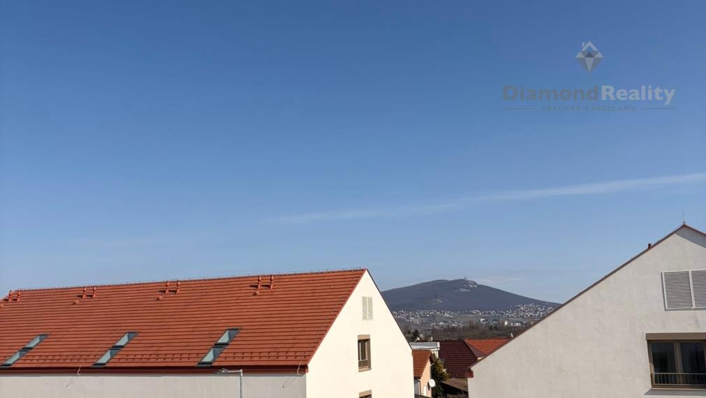 Moderný slnečný byt s veľkou strešnou terasou a výhľadom na Zobor – garážové parkovanie | Nitra, Kynek