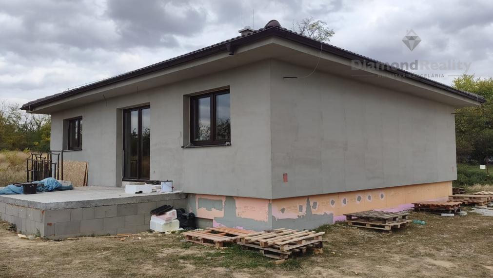Na predaj novostavba v malebnej obci Mojmírovce
