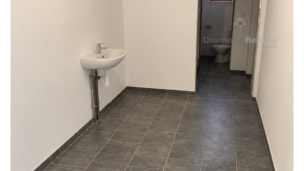 Na prenájom bezbariérový obchodný priestor v centre Nitry s parkovaním 170 m2