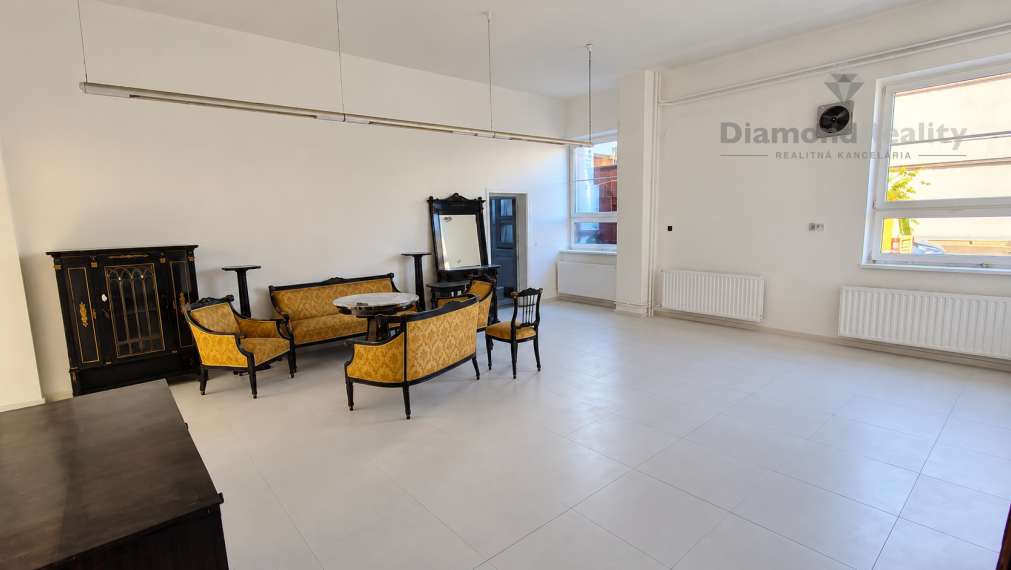 Na prenájom bezbariérový obchodný priestor v centre Nitry s parkovaním 170 m2