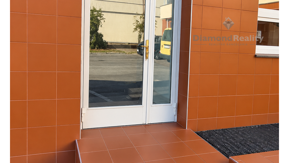 Na prenájom bezbariérový obchodný priestor v centre Nitry s parkovaním 170 m2