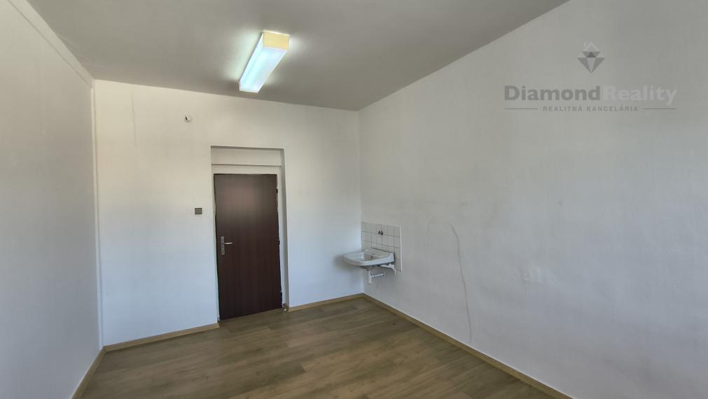 Na prenájom 17 m2  kancelárie s umývadlom Nitra Vašinova
