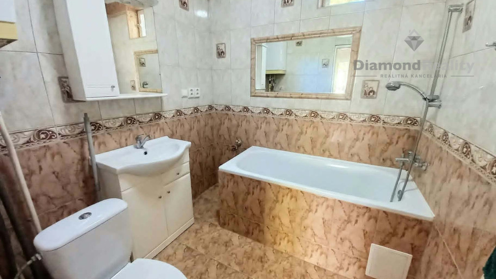 Rodinný dom s veľkým pozemkom a možnosťou výstavby