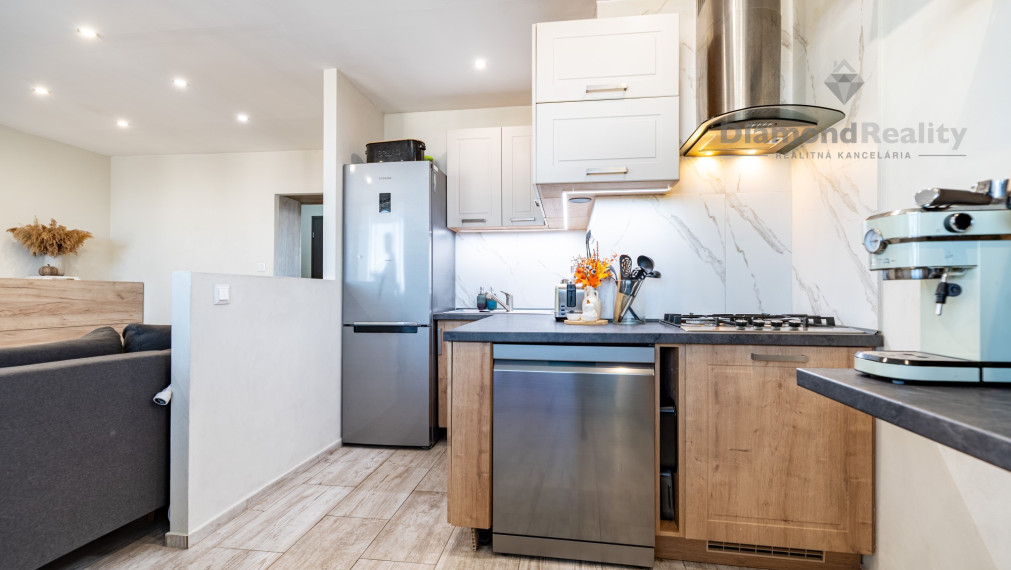 NA PREDAJ 3 IZBOVÝ BYT S VEĽKOU 6 METROVOU LODŽIOU