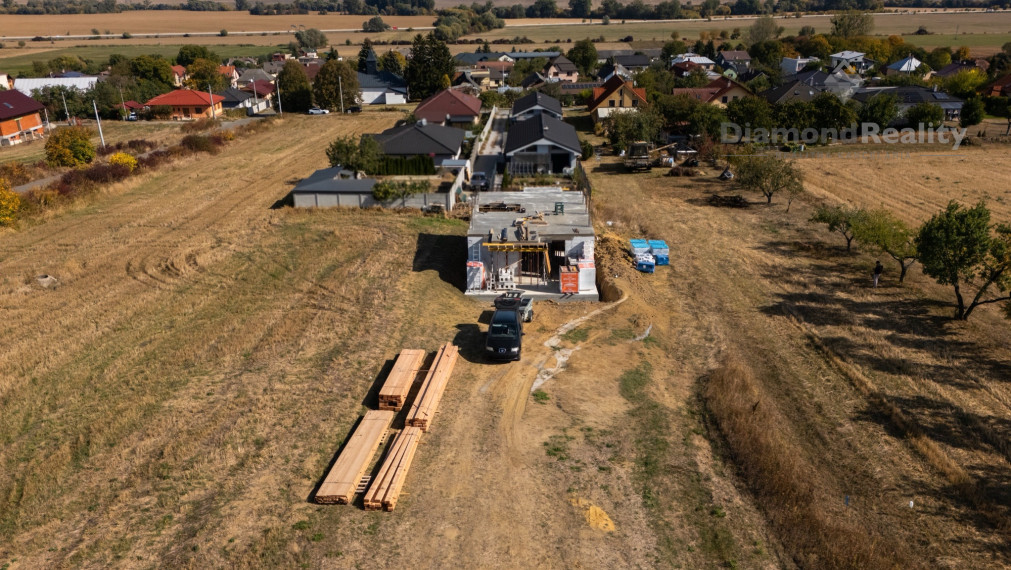 NA PREDAJ 5 IZBOVÝ HOLODOM RODINNÉHO DOMU S VEĽKÝM POZEMKOM