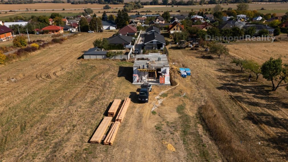 NA PREDAJ 5 IZBOVÁ NOVOSTAVBA DOMU S PRIESTRANNÝM POZEMKOM
