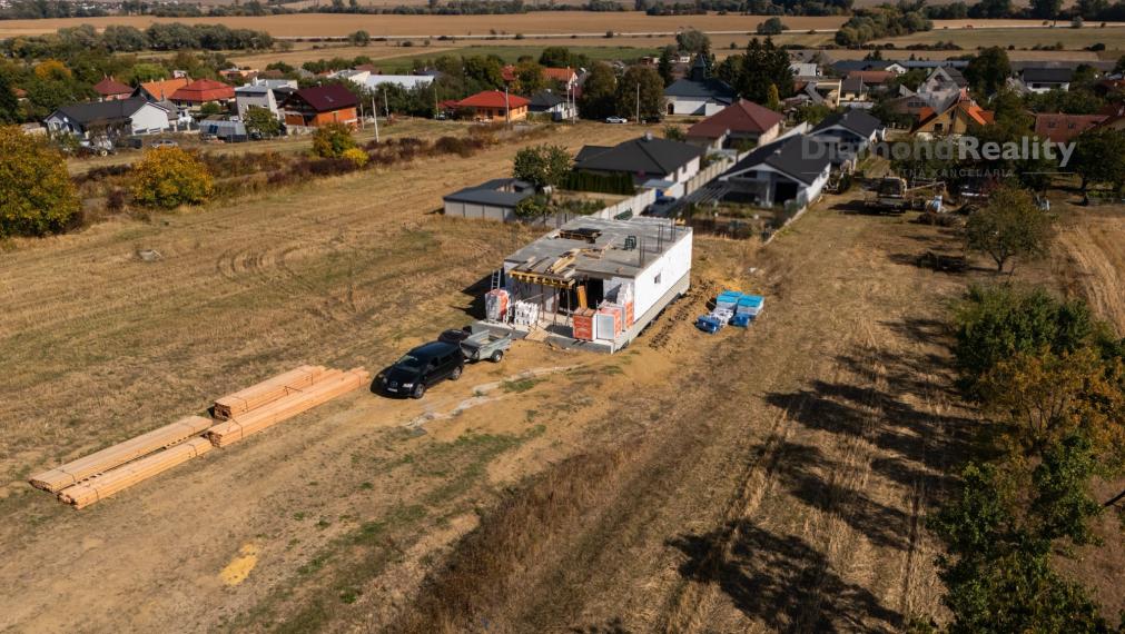 NA PREDAJ 5 IZBOVÁ NOVOSTAVBA DOMU S PRIESTRANNÝM POZEMKOM